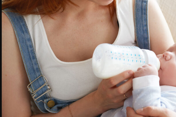 Як привчити малюка до пляшечки