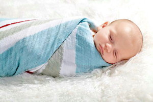 Як правильно сповивати новонародженої дитини