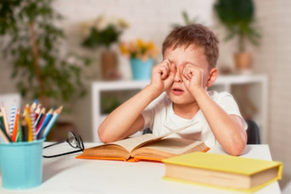 Що робити, якщо у дитини сверблять очі і з’являється почервоніння