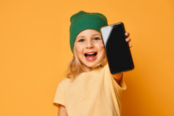Телефон для дитини: з якого віку можна купувати і який