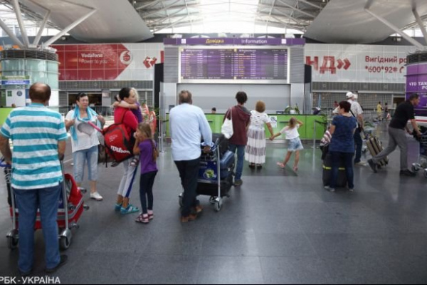 В Україні спецрейсами повернулися ще майже 700 українців