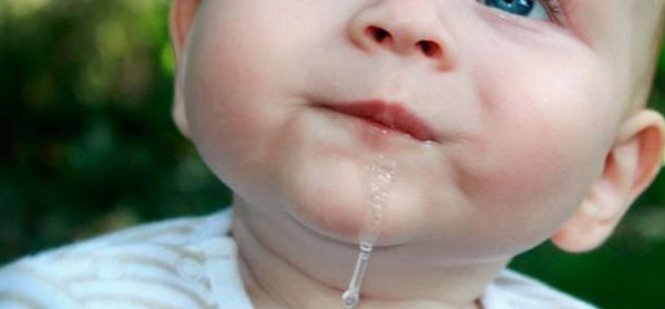 Причини, за якими у дітей течуть слюні