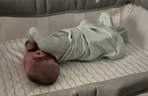 Чому дитина вигинає спину і закидає голову