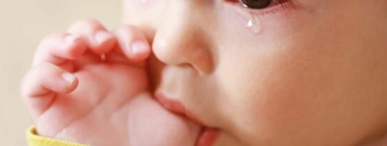 Чому можуть сльозитися очі у дитини і що робити