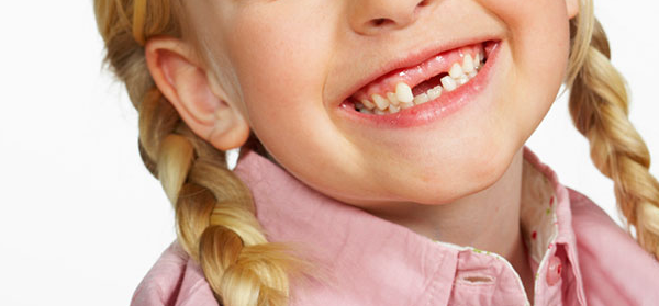 З якого віку починають випадати молочні зуби у дітей