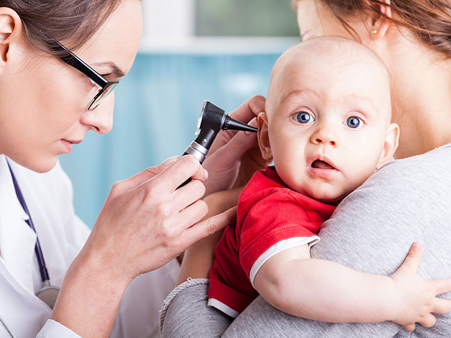 Лікування і симптоми отиту у дитини