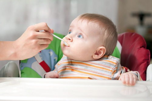 Дитина 6 місяців: розвиток і харчування