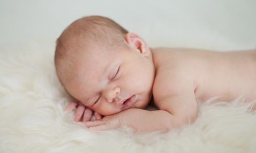 Чому новонароджений здригається уві сні