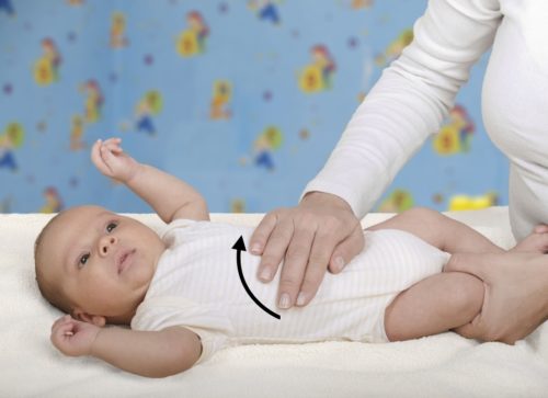 У дитини болить живіт: що можна дати?