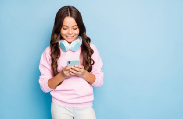 Телефон для дитини: з якого віку можна купувати і який