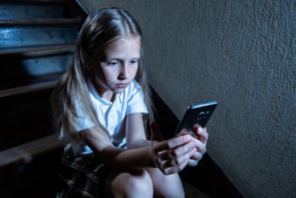 Телефон для дитини: з якого віку можна купувати і який