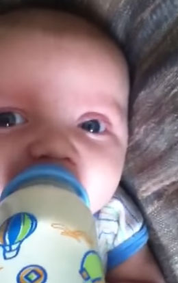 Як привчити малюка до пляшечки