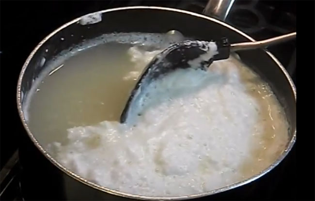 Коли можна починати давати сир немовляті