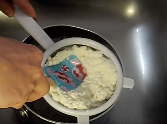 Коли можна починати давати сир немовляті