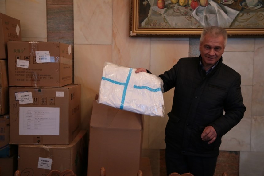 Ще понад тисячу костюмів захисту та 77 тисяч респіраторів передали медикам Прикарпаття (ФОТО)